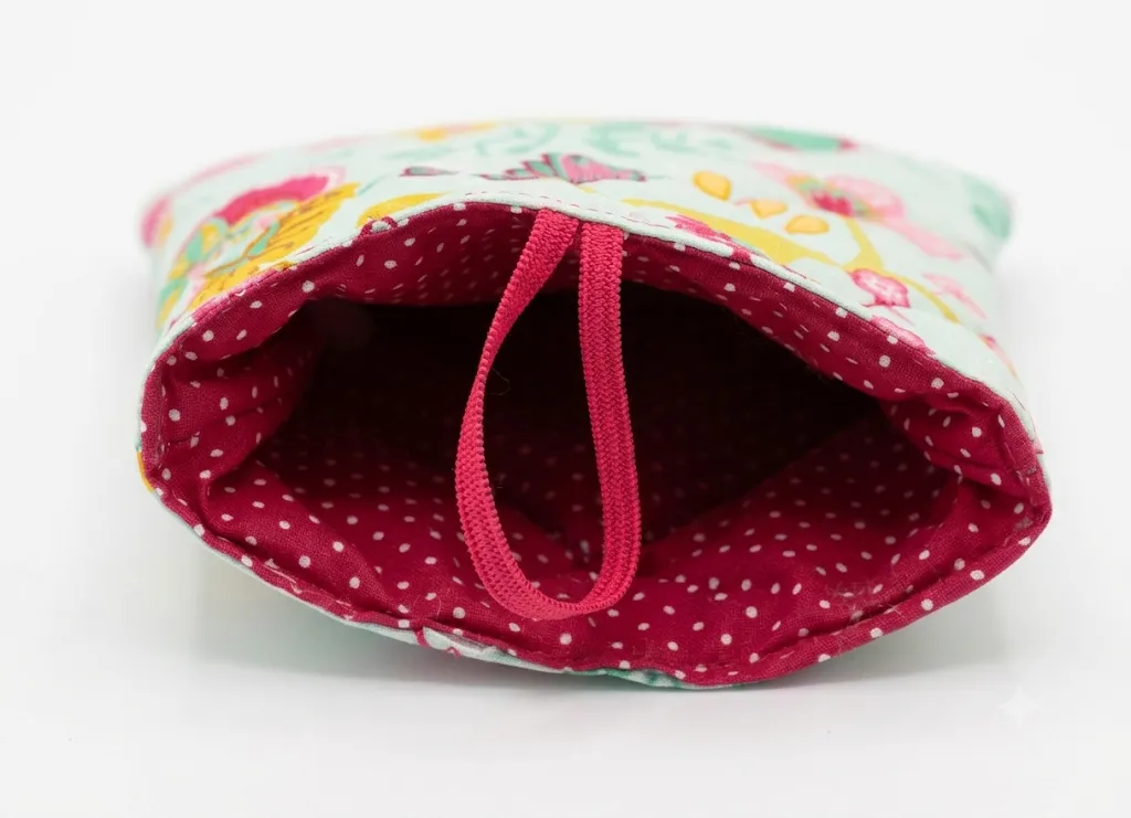 Pochette matelassée tissu fleuri ouverte, intérieur bordeaux à pois blancs, Créa'Flo