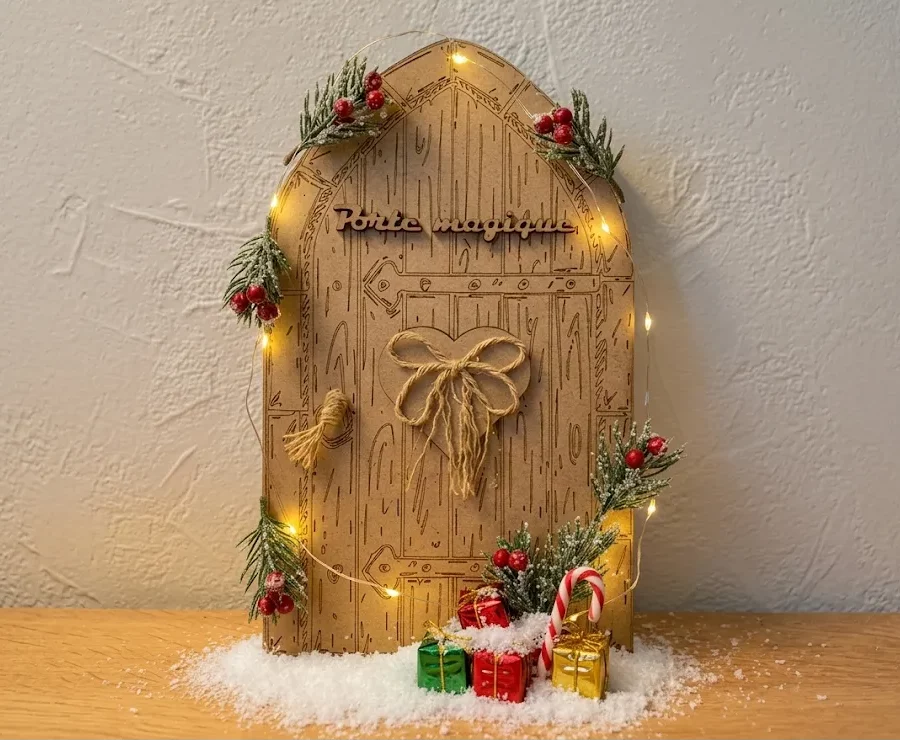 Porte magique Petite Souris bois MDF gravé laser, mise en scène Noël avec LED et cadeaux, Créa'Flo
