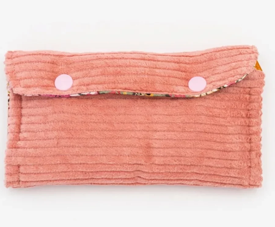 Portefeuille velours côtelé rose poudré fermé, boutons-pression fleuris cousu main, Créa'Flo