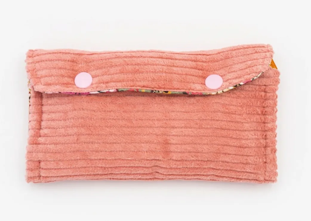 Portefeuille velours côtelé rose poudré fermé, boutons-pression fleuris cousu main, Créa'Flo