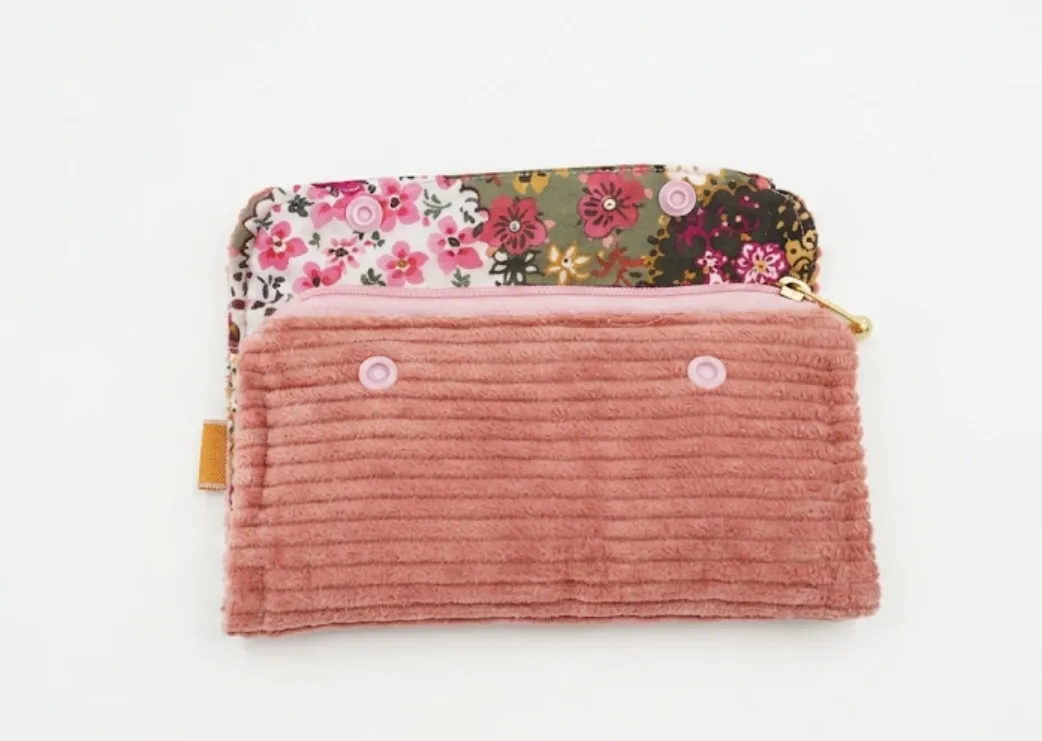 Portefeuille velours côtelé ouvert, face arrière tissu fleuri rose et vert, cousu main Créa'Flo