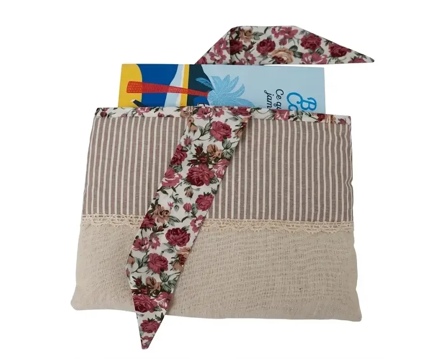 Pochette liseuse lin rayé beige bande fleurie roses, vue à plat cousu main Créa'Flo