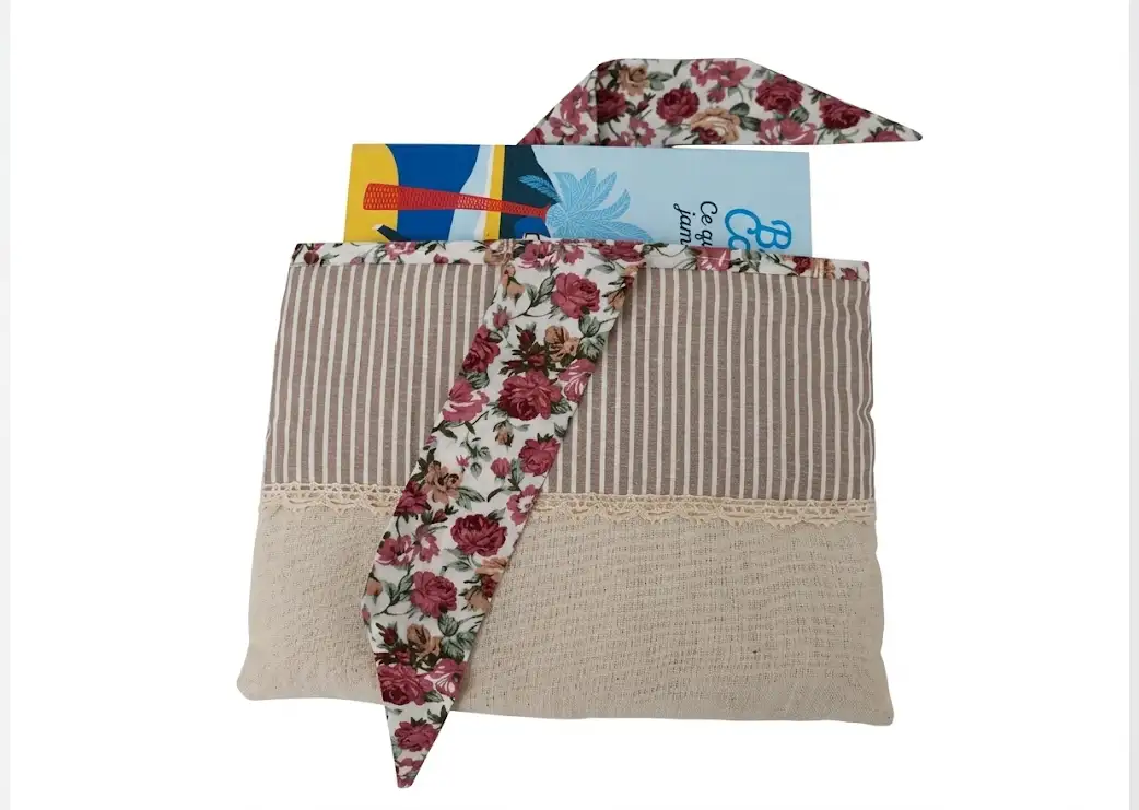 Pochette liseuse lin rayé beige bande fleurie roses, vue à plat cousu main Créa'Flo