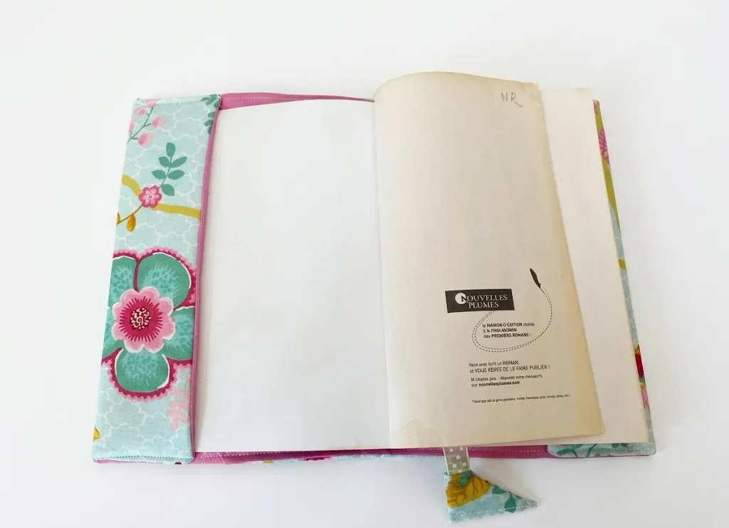Protège-livre fantaisie avec livre de poche inséré vue intérieure, Créa'Flo
