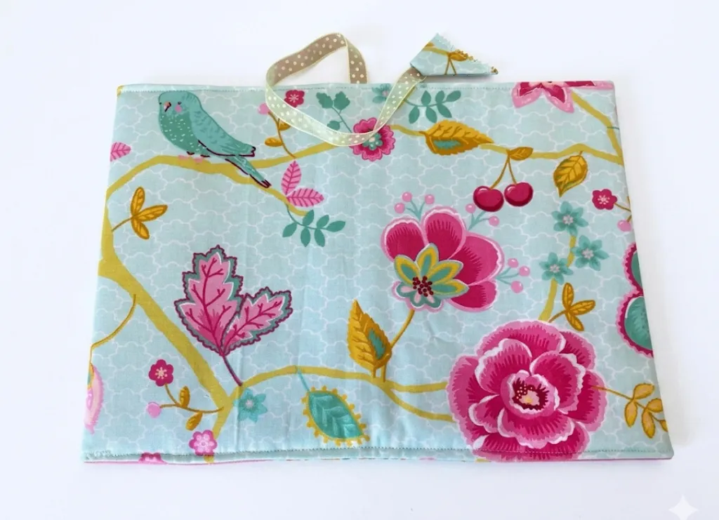 Protège-livre fantaisie tissu fleuri verso cousu main par Flo, Créa'Flo