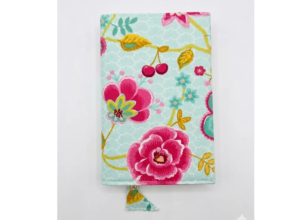 Protège-livre fantaisie tissu coton fleuri cousu main vue extérieure, Créa'Flo
