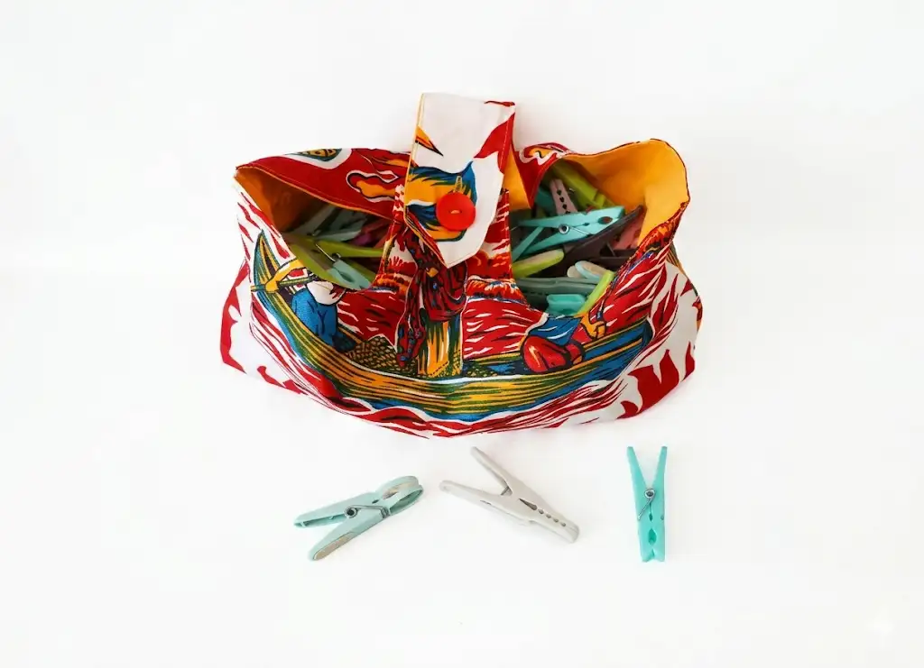 Sac pinces linge ouvert tissu Martinique, pinces colorées intérieur cousu main, Créa'Flo