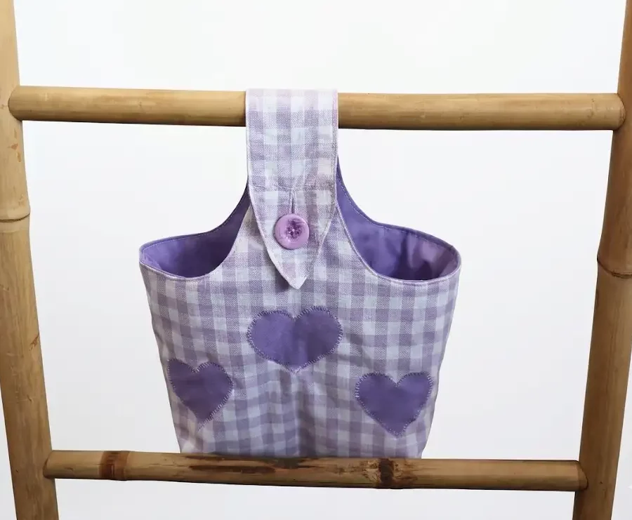 Sac suspendu vichy violet à cœurs accroché sur barre bambou, Créa'Flo