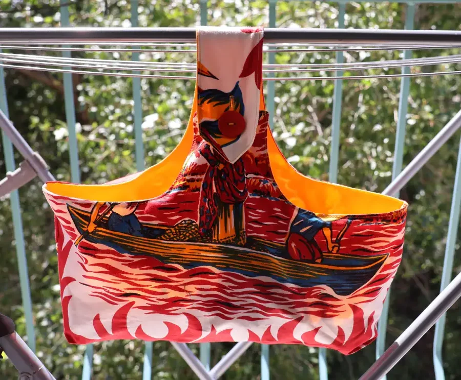 Sac à pinces à linge suspendu tissu Martinique rouge motifs pirogues créoles, cousu main Créa'Flo