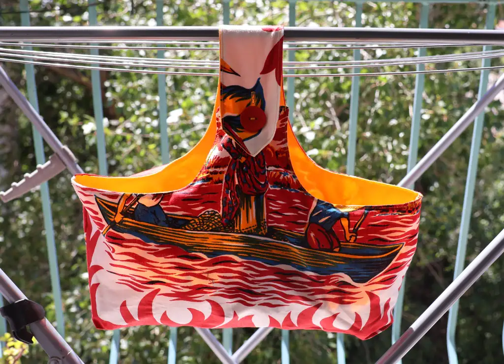 Sac à pinces à linge suspendu tissu Martinique rouge motifs pirogues créoles, cousu main Créa'Flo