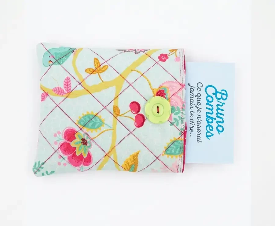 Jolie pochette pour protéger vos précieux livres Cette pochette est lavable, Créa'Flo