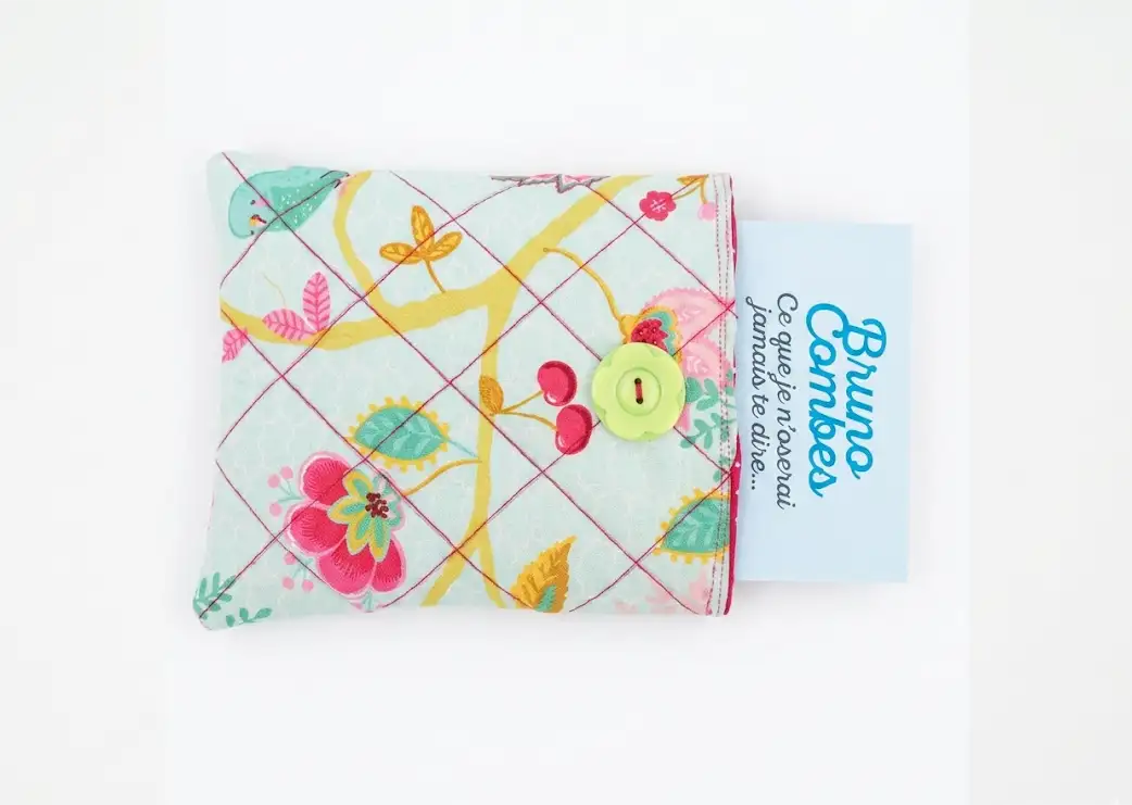 Jolie pochette pour protéger vos précieux livres Cette pochette est lavable, Créa'Flo