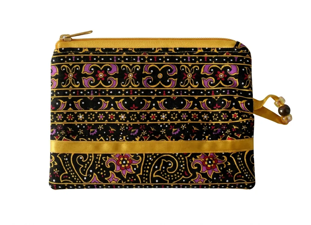 Trousse maquillage batik noir et or vue à plat, tissu oriental cousu main, Créa'Flo