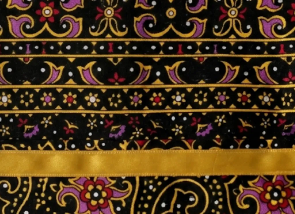 Trousse maquillage batik, détail tissu frise florale or sur fond noir, cousu main Créa'Flo