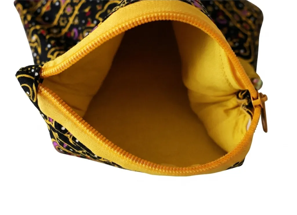 Trousse maquillage batik ouverte, doublure jaune dorée intérieure, cousu main Créa'Flo