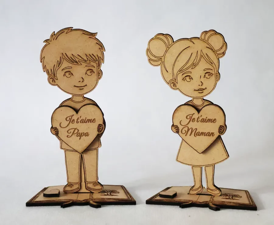 Duo de figurines gravées en bois – Cadeau affectif pour parents