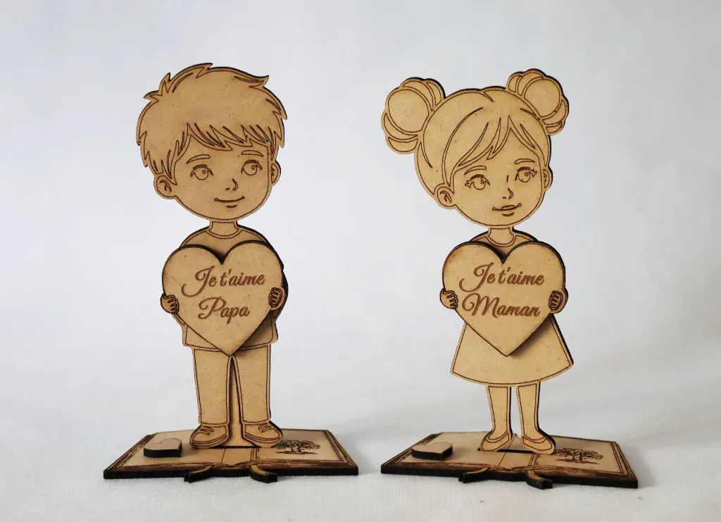 Duo de figurines gravées en bois – Cadeau affectif pour parents