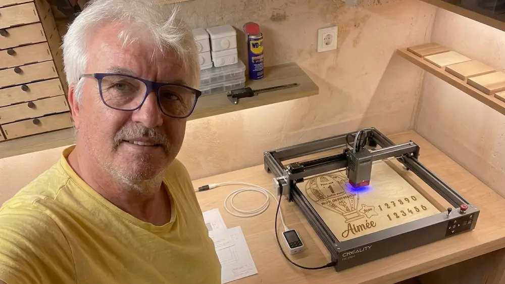 Phil dans son atelier devant sa machine laser Falcon 2 — gravure laser bois Créa'Flo by Flo à Istres