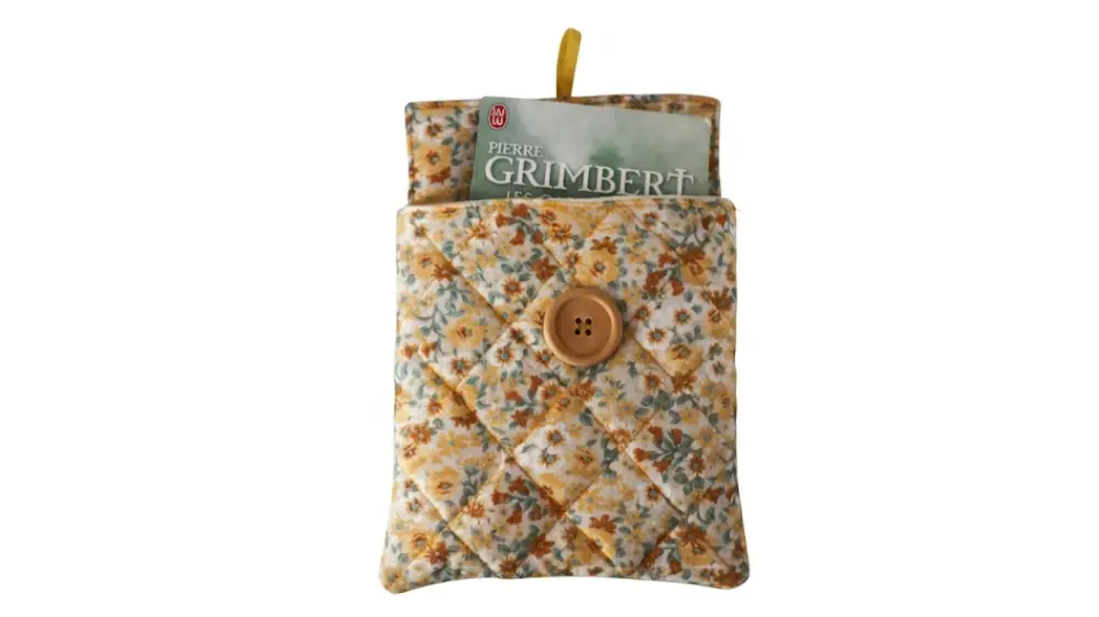 Pochette pour livre en coton fleuri, bouton plastique, avec roman présenté — Créa'Flo