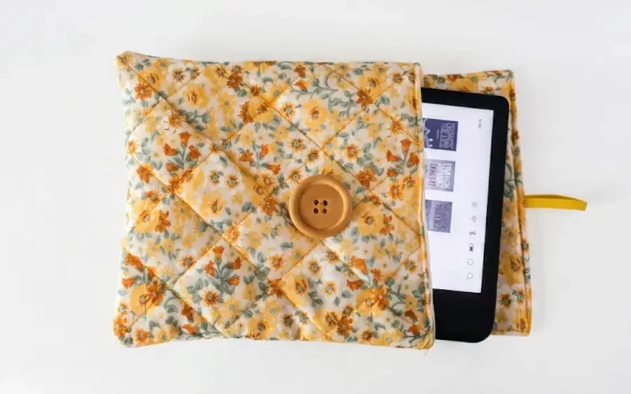 Pochette liseuse en coton fleuri jaune, cousue main, avec liseuse insérée — Créa'Flo