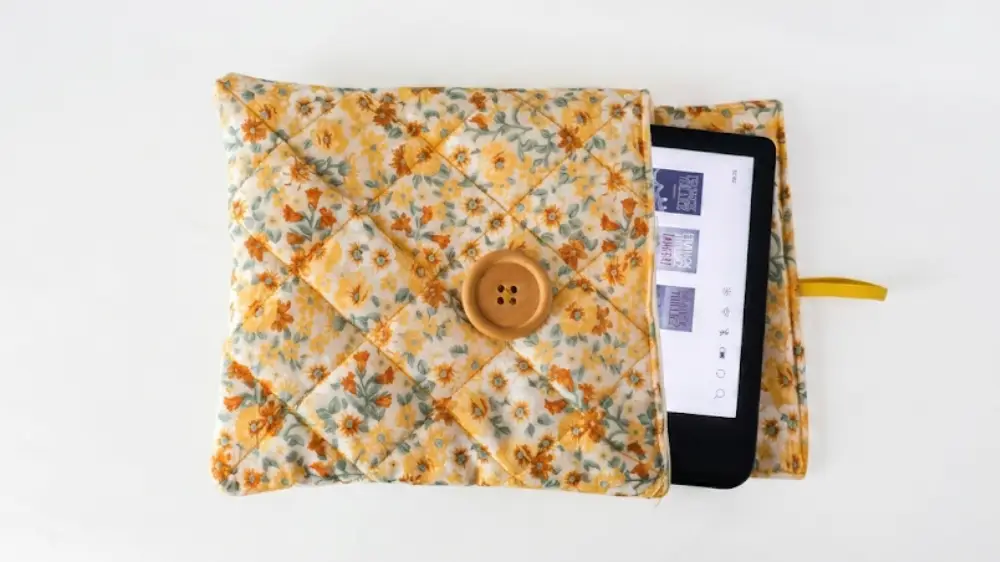 Pochette liseuse en coton fleuri jaune, cousue main, avec liseuse insérée — Créa'Flo