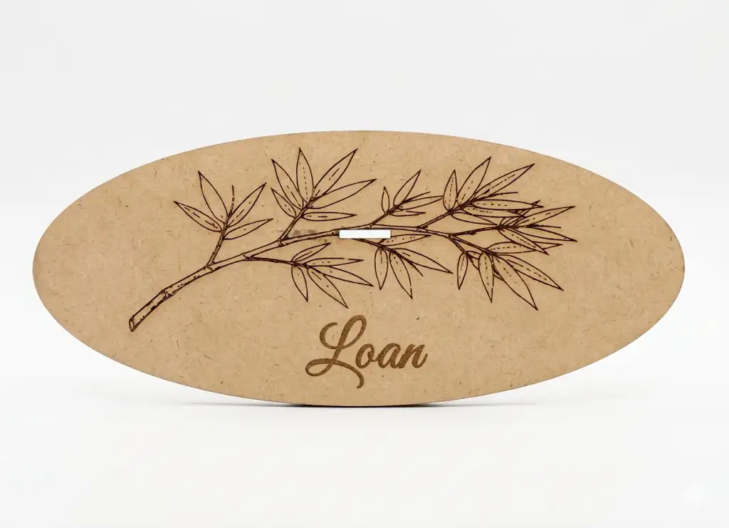 Support de lunettes personnalisé bois MDF ovale, branche bambou gravée laser et prénom Loan, Créa'Flo